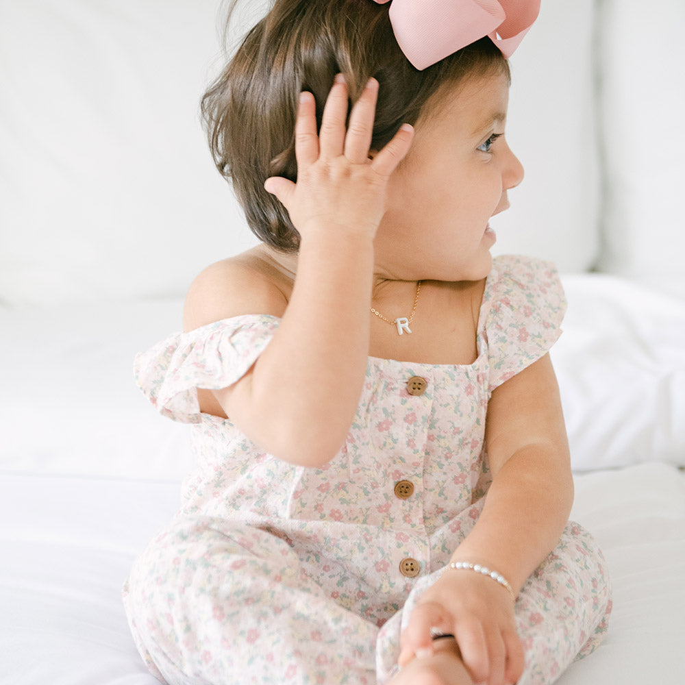 taudrey kids letter be necklace gold chain pearl letter detail