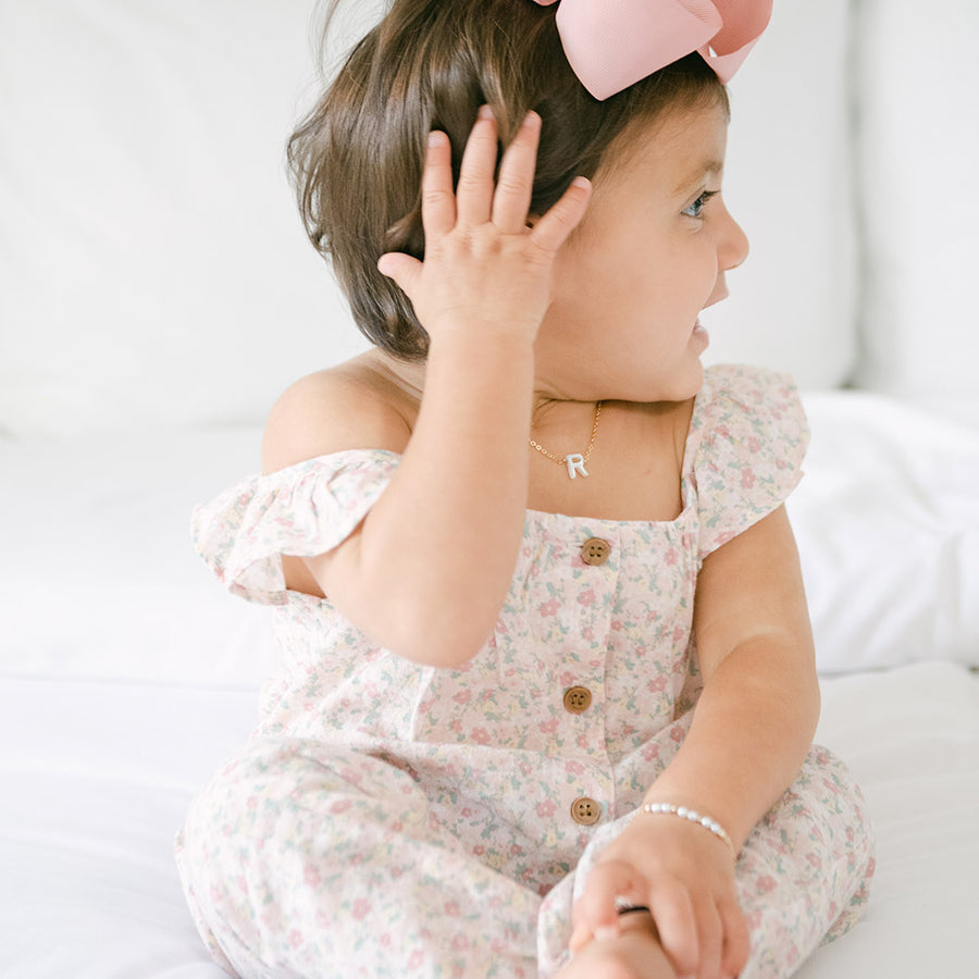 taudrey kids letter be necklace gold chain pearl letter detail