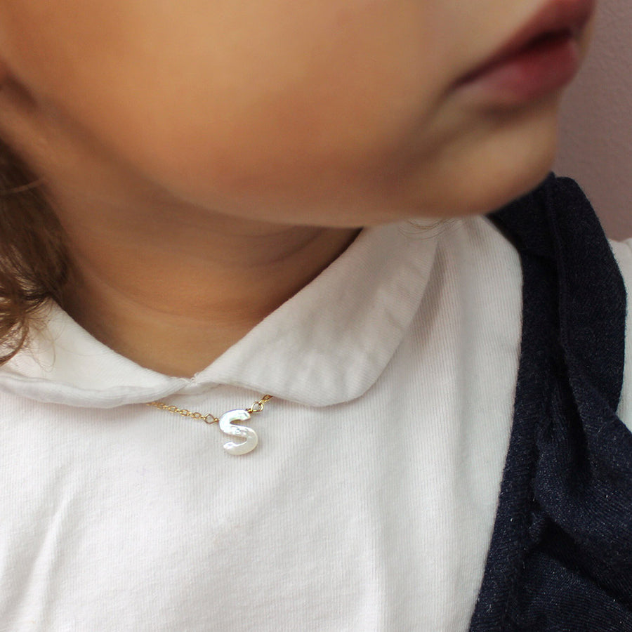 taudrey kids letter be necklace gold chain pearl letter detail