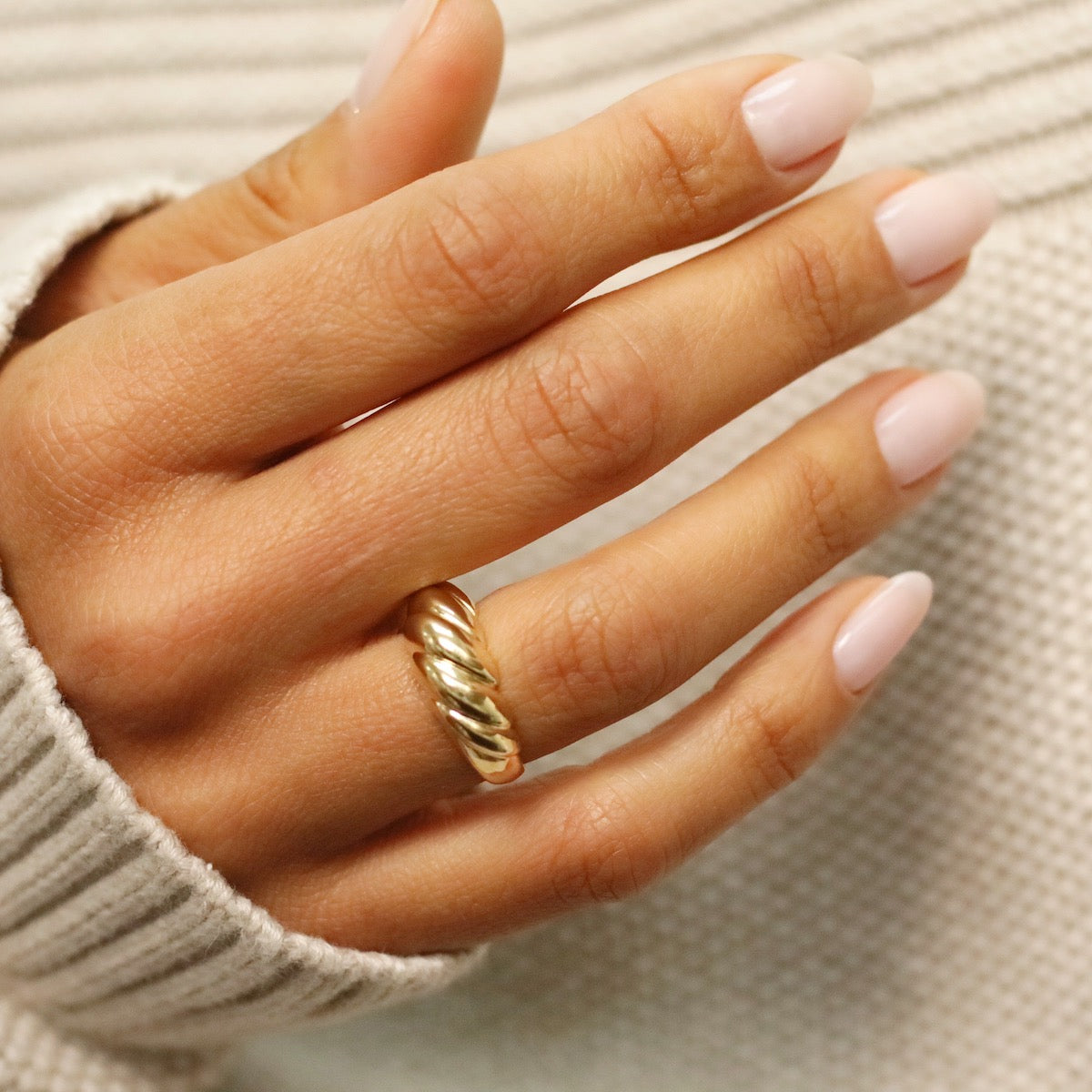 Oui, Amour Ring