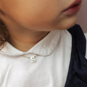 taudrey kids letter be necklace gold chain pearl letter detail