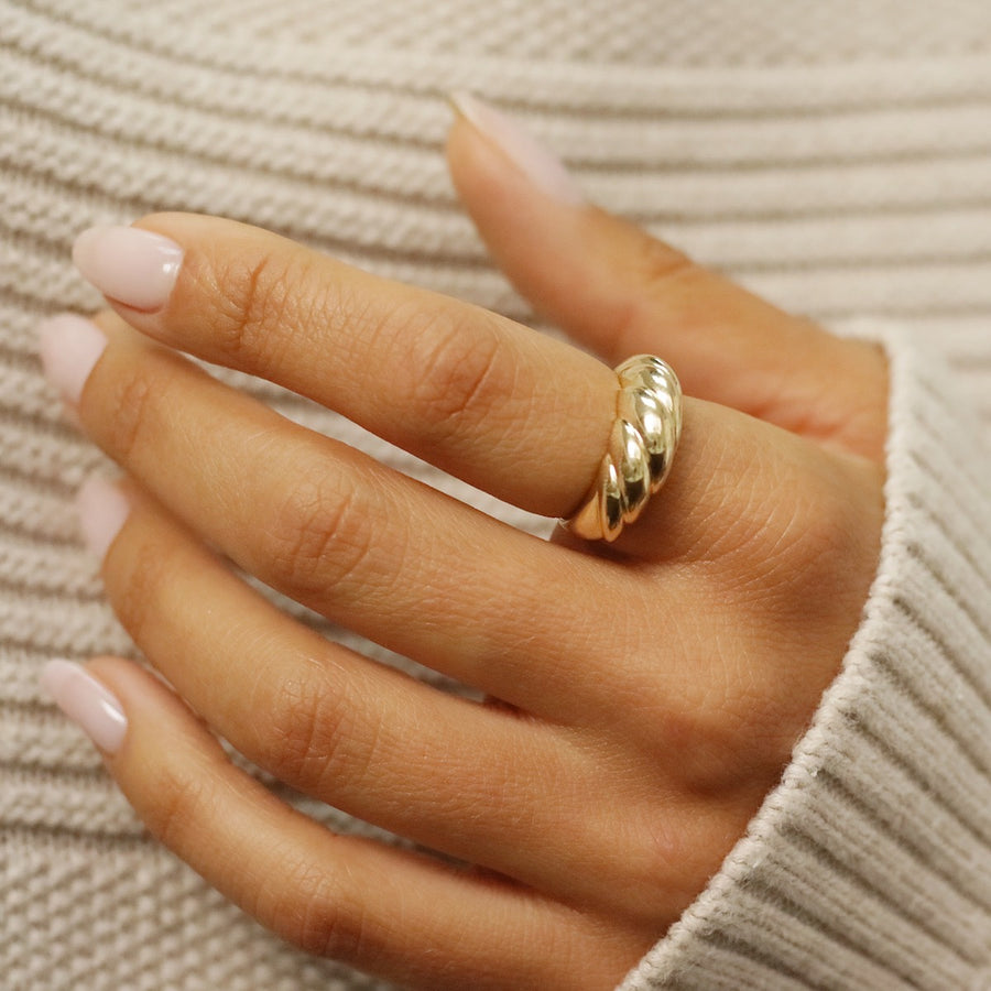 Oui, Amour Ring